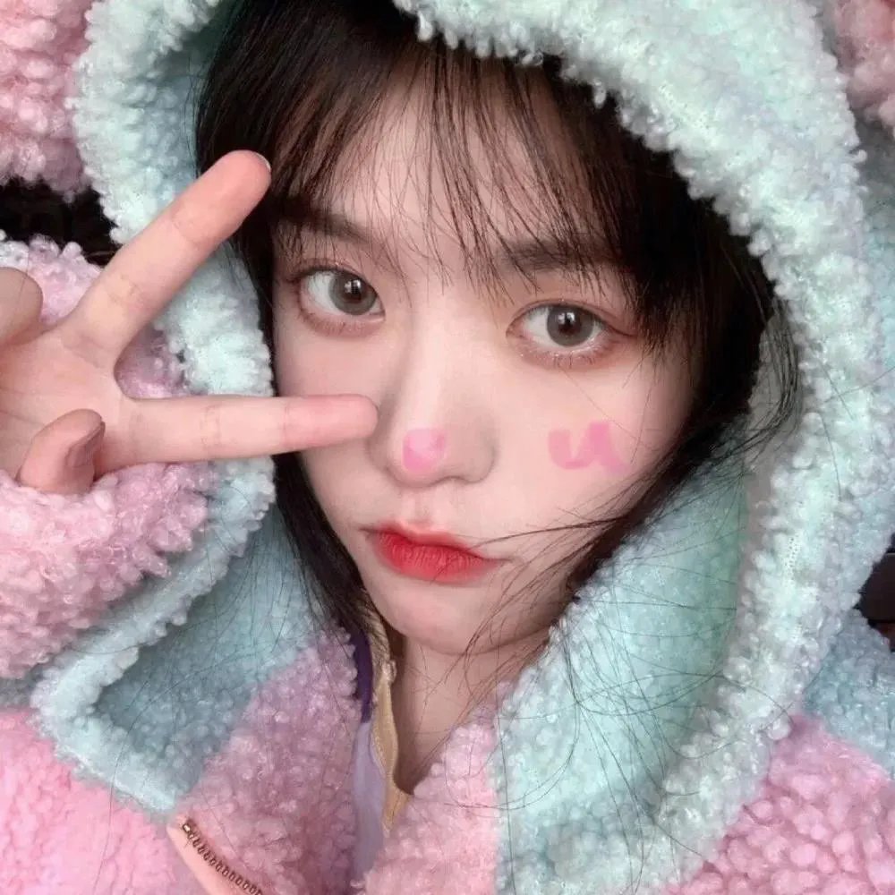 穿条纹睡衣的男孩